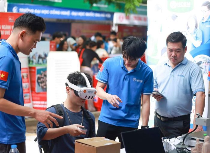 Khối ngành Khoa học - Công nghệ thu hút rất đông sự quan tâm của thí sinh và phụ huynh. Ảnh: Thanh Tùng - TTXVN