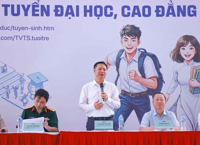GS.TS Nguyễn Tiến Thảo, Vụ trưởng Vụ Giáo dục đại học (Bộ Giáo dục và Đào tạo) trực tiếp giải đáp tại ngày hội lựa chọn nguyện vọng xét tuyển đại học - cao đẳng 2026. Ảnh: Thanh Tùng - TTXVN