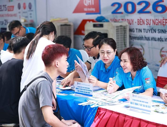 Tại gian tư vấn của các cơ sở đào tạo đại học, cao đẳng, thí sinh và phụ huynh cũng được cung cấp những thông tin thiết thực, quan trọng liên quan trực tiếp đến việc lựa chọn nguyện vọng vào các ngành, trường. Ảnh: Thanh Tùng - TTXVN