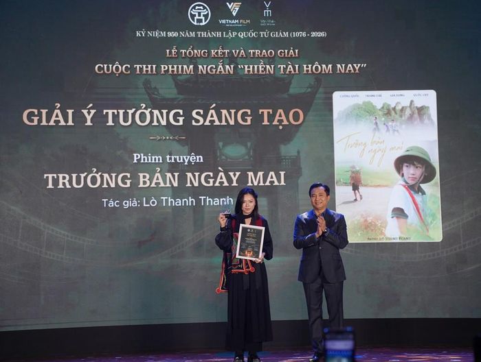 Đạo diễn Đỗ Thanh Hải trao giải Ý tưởng sáng tạo cho phim truyện "Trưởng bản ngày mai"