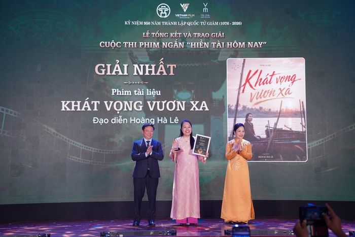 Ông Trần Thanh Lâm - Ủy viên Trung ương Đảng, Phó Trưởng Ban Thường trực Ban Tuyên giáo Trung ương - và TS Ngô Phương Lan - Chủ tịch Hiệp hội Xúc tiến Phát triển Điện ảnh Việt Nam - trao Giải Nhất cuộc thi cho phim tài liệu "Khát vọng vươn xa"