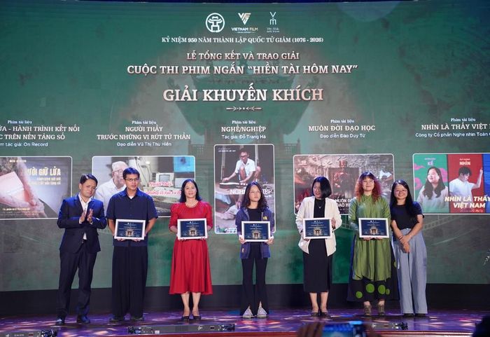 Ông Đặng Trần Cường - Cục trưởng Cục Điện ảnh (Bộ VHTTDL) và đạo diễn Hà Lệ Diễm trao giải Khuyến khích cho các tác giả, đạo diễn