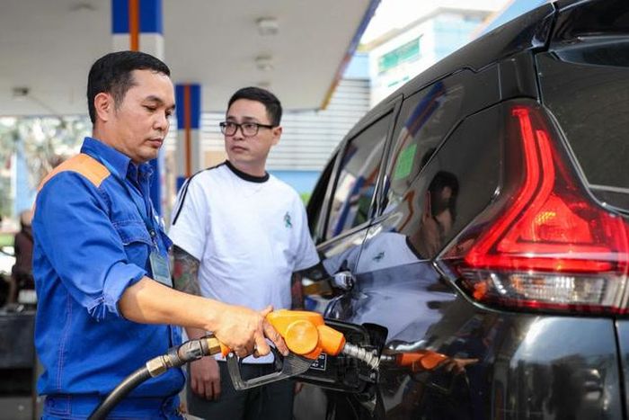 Giá xăng E10 tăng hơn 1.000 đồng/lít
