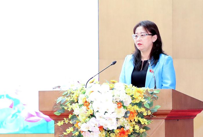 Đồng chí Giàng Thị Dung - Phó Bí thư Tỉnh ủy, Trưởng Đoàn đại biểu Quốc hội tỉnh phát biểu tại Hội nghị