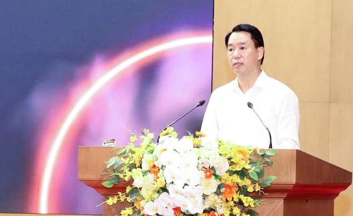 Giám đốc Sở Giáo dục và Đào tạo Luyện Hữu Chung trình bày báo cáo tại Hội nghị