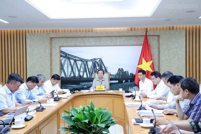 Phó Thủ tướng yêu cầu việc xử lý phải trên cơ sở đánh giá toàn diện, bảo đảm đúng quy định pháp luật, qua đó phát huy hiệu quả nguồn lực đã đầu tư, nâng cao hiệu quả kinh tế-xã hội của địa phương và thúc đẩy ngành công nghiệp đóng tàu của Hải Phòng tiếp tục phát triển - Ảnh: chinhphu.vn/Gia Huy