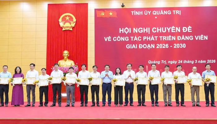 Ban Thường vụ Tỉnh ủy Quảng Trị khen thưởng các tổ chức đảng có thành tích xuất sắc trong công tác phát triển đảng viên.
