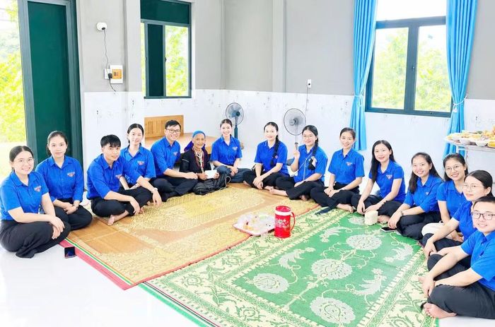 Đảng bộ Trường trung học phổ thông Hướng Hóa, xã Khe Sanh đào tạo nguồn bằng các chuyến thăm tri ân Mẹ Việt Nam Anh hùng Hồ Thị Đi và các hoạt động ý nghĩa khác.