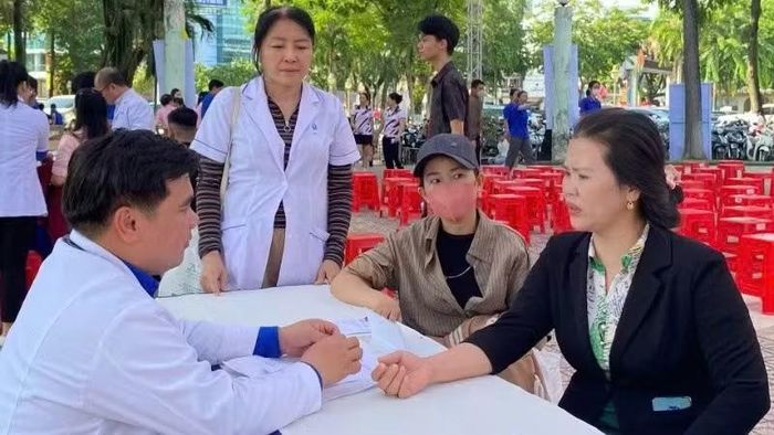 Bác sĩ Bệnh viện Đa khoa Đồng Nai khám bệnh cho người dân.
