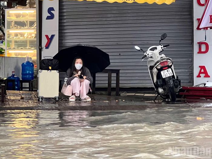 Mưa lớn khiến sinh hoạt của người dân bị đảo lộn. Ảnh: THẾ ĐẠI