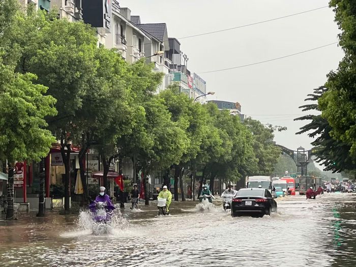 Một tuyến đường ngập nặng vào đầu giờ sáng 17/9. Ảnh: THẾ ĐẠI