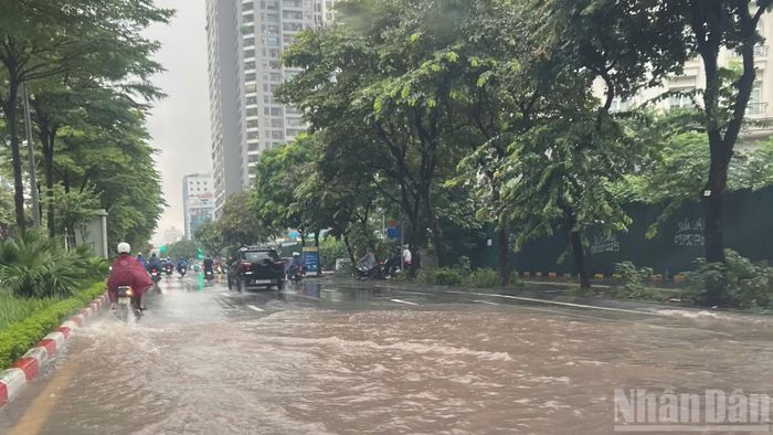 Điểm ngập cục bộ trên đường Trần Thái Tông sáng 17/9. Ảnh: QUỲNH TRANG