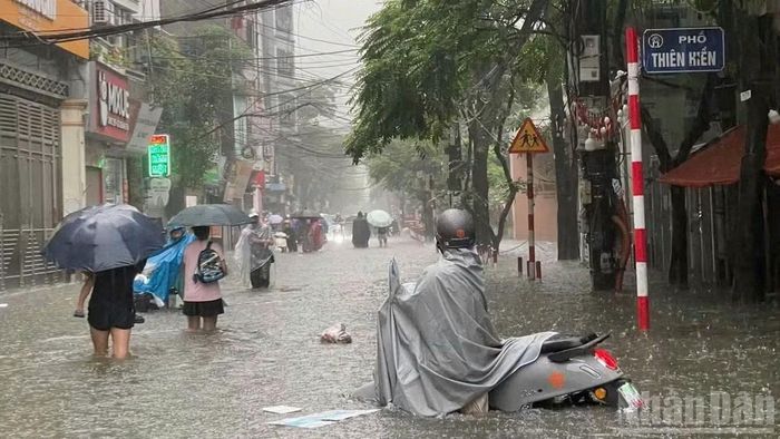 "Rốn ngập" ngã rẽ Thiên Hiền và đường Mỹ Đình sáng 17/9, các phương tiện gần như tê liệt. Ảnh: VIỆT HÀ