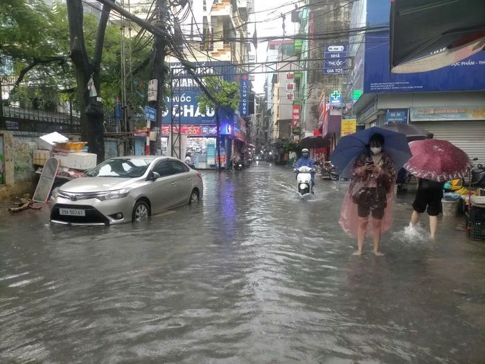 Khu vực Mỹ Đình chịu ảnh hưởng nghiêm trọng bởi những cơn mưa liên tiếp. Ảnh: THẾ ĐẠI