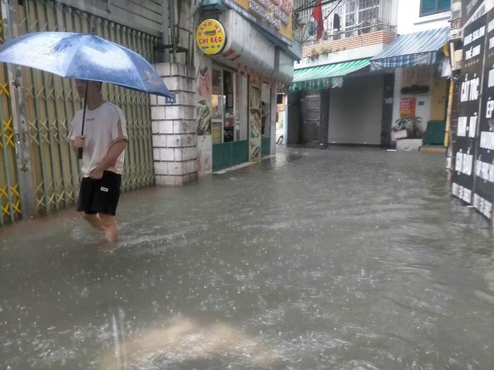Người dân vất vả ra khỏi nhà vào sáng sớm.