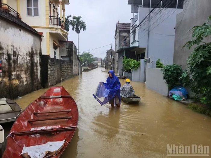 Người dân xã Quảng Bị dùng các thuyền nhỏ để di chuyển. Ảnh chụp chiều tối ngày 16/9.