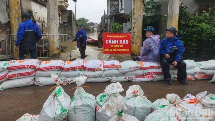Các bao cát được lực lượng chức năng dùng ngăn nước vào các khu dân cư. Ảnh chụp chiều tối ngày 16/9.