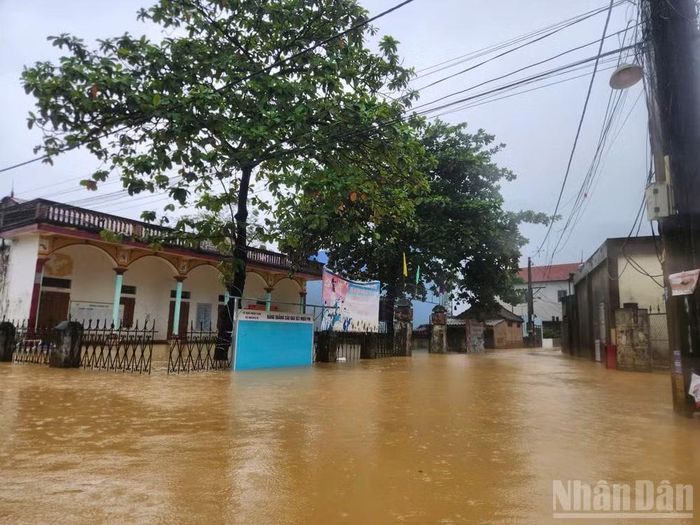 Công ty điện lực thực hiện cắt lẻ điện từng hộ, từng khu vực ngập lụt. Ảnh chụp chiều tối ngày 16/9.