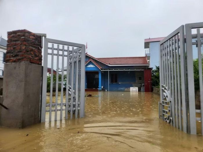 Các gia đình bị nước ngập đã được xã Quảng Bị chủ động sơ tán tránh nguy hiểm, phòng nước tiếp tục dâng cao. Ảnh chụp chiều tối ngày 16/9.