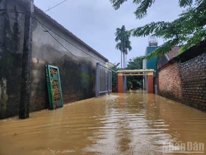 Nước dâng ngập khiến không thể phân biệt được đường đi. Ảnh chụp chiều tối ngày 16/9.