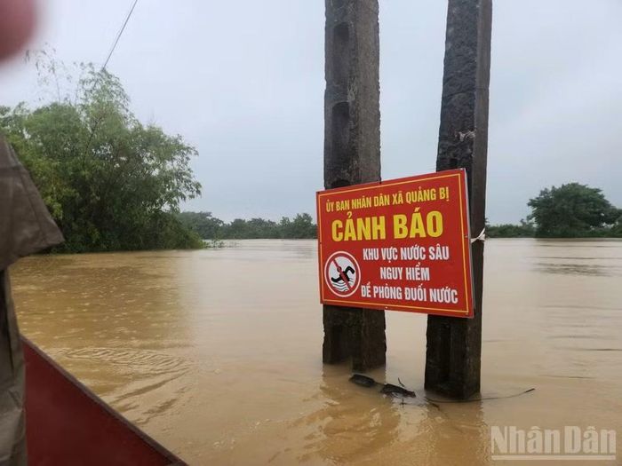 Mực nước đã ngấp nghé biển cảnh báo, dự tính nước sông Bùi vẫn tiếp tục dâng cao hơn do trời còn mưa. Ảnh chụp chiều tối ngày 16/9.