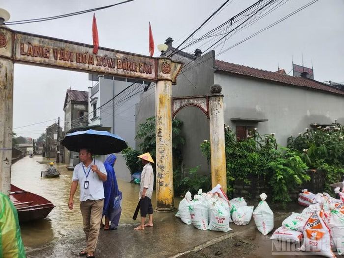 Xóm Đồng Dâu là một trong những điểm rốn lũ tại Quảng Bị lần ngập lụt này. Ảnh chụp chiều tối ngày 16/9.