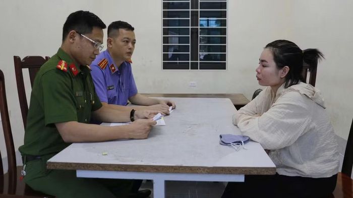 Cơ quan chức năng làm việc với đối tượng Võ Thị Ngân. (Ảnh: Công an Nghệ An)