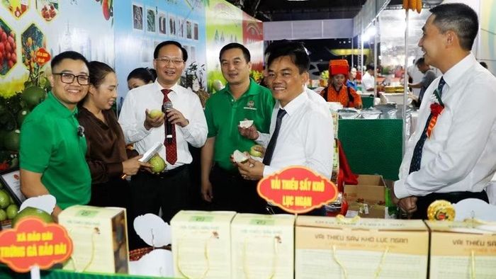 Các đại biểu giao lưu trực tuyến tại phiên chợ Nông sản an toàn tỉnh Bắc Ninh năm 2026. (Ảnh: TĐ)