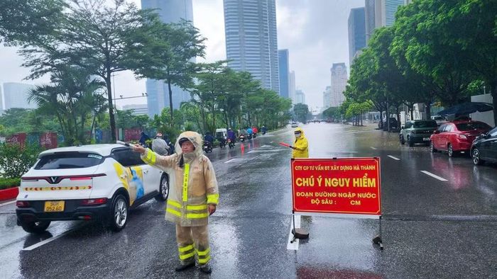 Lực lượng Cảnh sát giao thông bố trí biển cảnh báo, hướng dẫn người dân lựa chọn lộ trình phù hợp. (Ảnh: NGỌC TIẾN)