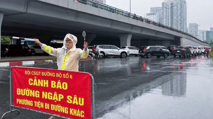 Lực lượng Cảnh sát giao thông kịp thời xử lý các tình huống phát sinh. (Ảnh: NGỌC TIẾN)
