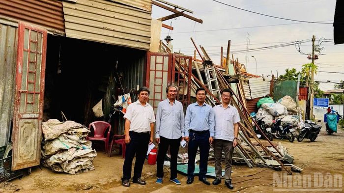Đồng chí Phạm Trung Kiên, Bí thư Đảng ủy phường An Nhơn cùng cán bộ địa phương thường xuyên trực tiếp xuống gặp gỡ người dân để giải thích, thuyết phục, tạo sự đồng thuận. Cán bộ phường sẵn sàng dùng danh dự và hình ảnh của mình làm minh chứng tạo niềm tin đối với bà con, từ đó việc giải phóng mặt bằng đối với Dự án Rạch Xuyên Tâm đoạn đi qua địa bàn phường An Nhơn được triển khai nhanh chóng.