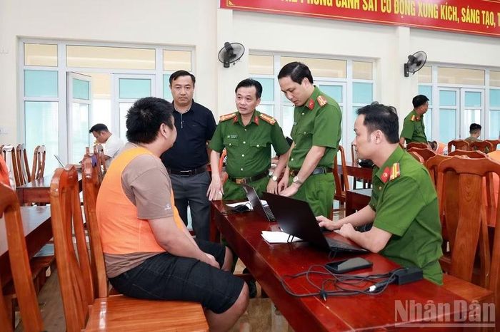 Đại tá Trần Quốc Huy, Phó Giám đốc Công an tỉnh Lào Cai khai thác đối tượng bị bắt giữ. (Ảnh do Công an cung cấp).