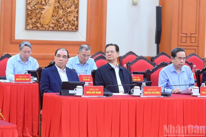Các đồng chí lãnh đạo, nguyên lãnh đạo Đảng, Nhà nước tham dự cuộc làm việc.