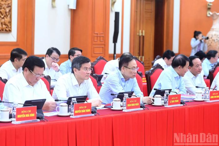 Các đồng chí lãnh đạo, nguyên lãnh đạo Đảng, Nhà nước tham dự cuộc làm việc.