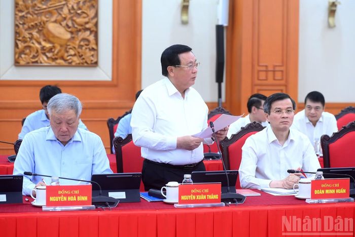  Chủ tịch Hội đồng Lý luận Trung ương﻿ Nguyễn Xuân Thắng trình bày báo cáo tại cuộc làm việc. 