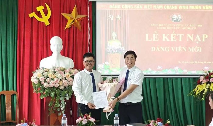 Chi bộ Điện lực Lập Thạch thuộc Đảng bộ Công ty Điện lực Phú Thọ kết nạp đảng viên cho quần chúng ưu tú. (Ảnh: NGỌC LONG)