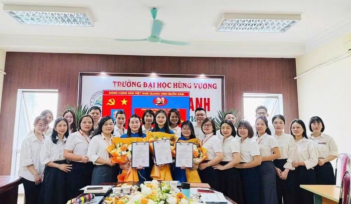Lễ kết nạp đảng viên cho sinh viên Chi bộ Khoa ngôn ngữ Anh, Trường đại học Hùng Vương. (Ảnh: NGỌC LONG)