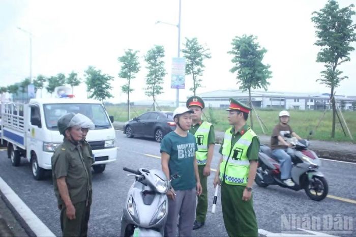 Tuyên truyền, vận động người tham gia giao thông chấp hành các quy định về bảo đảm an toàn khi lưu thông. (Ảnh: MAI TÚ)