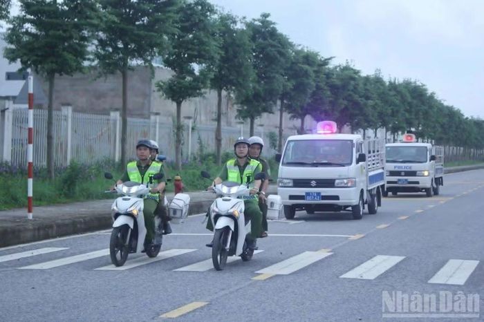 Lực lượng Công an ra quân bảo đảm an ninh trật tự tại khu công nghiệp. (Ảnh: MAI TÚ)