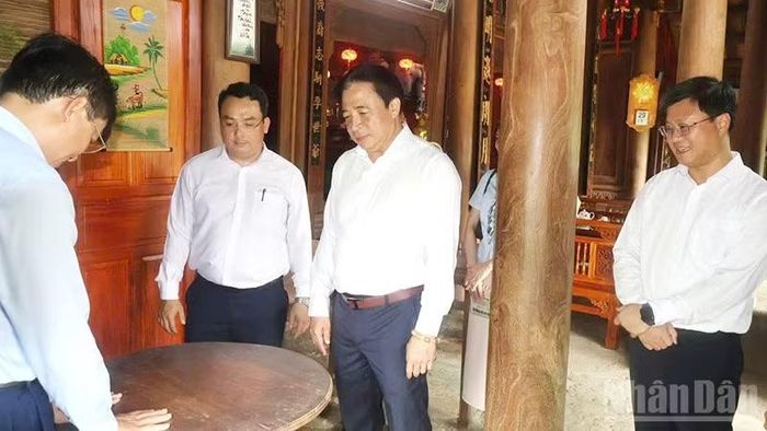 Đồng chí Nguyễn Khắc Toàn, Ủy viên Trung ương Đảng, Phó Bí thư Thường trực Thành ủy Đà Nẵng (ở giữa) trải nghiệm tại Di tích quốc gia Nhà lưu niệm cụ Huỳnh Thúc Kháng. (Ảnh: TB)