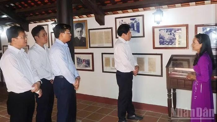 Ủy viên Trung ương Đảng, Phó Bí thư Thường trực Thành ủy Đà Nẵng Nguyễn Khắc Toàn (ở giữa) tham quan, trải nghiệm tại Di tích quốc gia Nhà lưu niệm cụ Huỳnh Thúc Kháng. (Ảnh: TB)