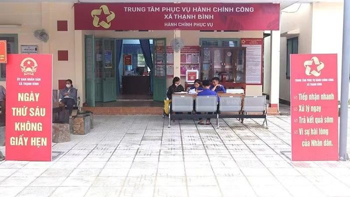 Trung tâm Phục vụ hành chính công xã Thạnh Bình luôn hỗ trợ người dân đến làm thủ tục chu đáo. (Ảnh: TB)