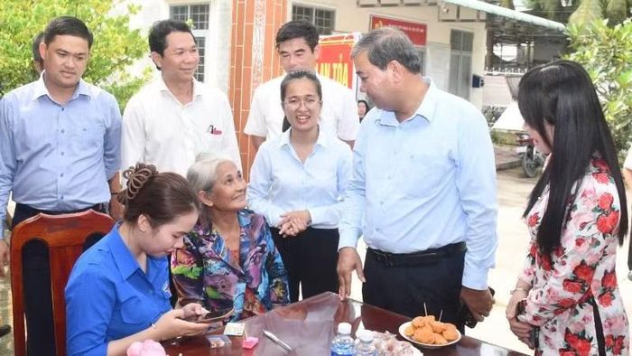 Lực lượng đoàn thanh niên hướng dẫn, hỗ trợ người dân làm thủ tục trực tuyến. (Ảnh: HOÀNG VŨ)