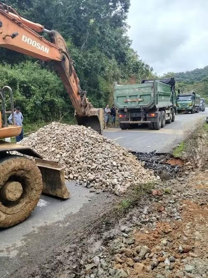 Vá lại tuyến đường nứt vỡ do mưa lũ phá hỏng. (Ảnh: Sở Xây dựng Nghệ An)