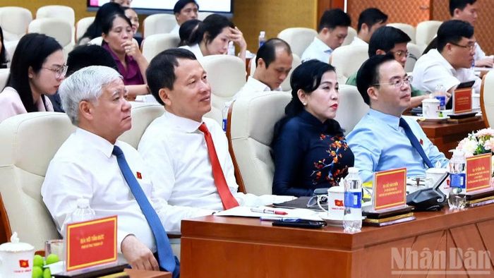 Phó Chủ tịch Thường trực Quốc hội Đỗ Văn Chiến cùng Bí thư Thành ủy Đồng Nai Vũ Hồng Văn và các đại biểu dự hội nghị. (Ảnh: THIÊN VƯƠNG)
