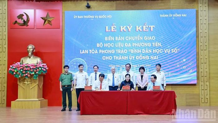 Lễ ký kết bàn giao Bộ học liệu đa phương tiện "Bình dân học vụ số" cho Thành ủy Đồng Nai. (Ảnh: THIÊN VƯƠNG)