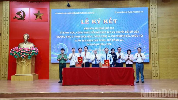 Phó Chủ tịch Thường trực Quốc hội Đỗ Văn Chiến cùng Bí thư Thành ủy Đồng Nai Vũ Hồng Văn chứng kiến lễ ký kết giữa Ủy ban nhân dân thành phố và Ủy ban Khoa học, Công nghệ và Môi trường của Quốc hội. (Ảnh: THIÊN VƯƠNG)