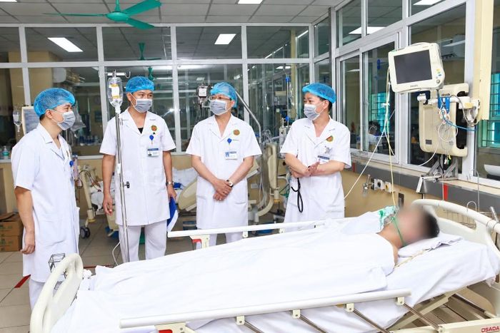 Các bác sĩ hội chẩn, theo dõi diễn biến sức khỏe của nạn nhân.