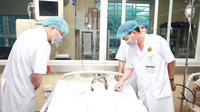 Bệnh nhân nằm điều trị tại Bệnh viện Quân y 354. (Ảnh: Bệnh viện Quân y 354)