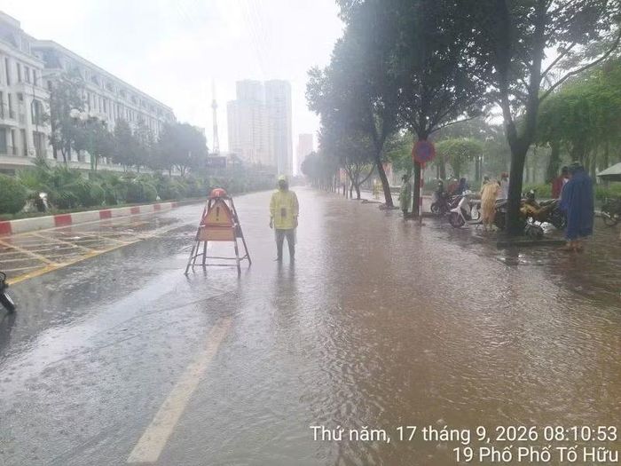 8 giờ sáng 17/9 nước ngập bắt đầu rút trên đường Tố Hữu. (Ảnh: THU THỦY)